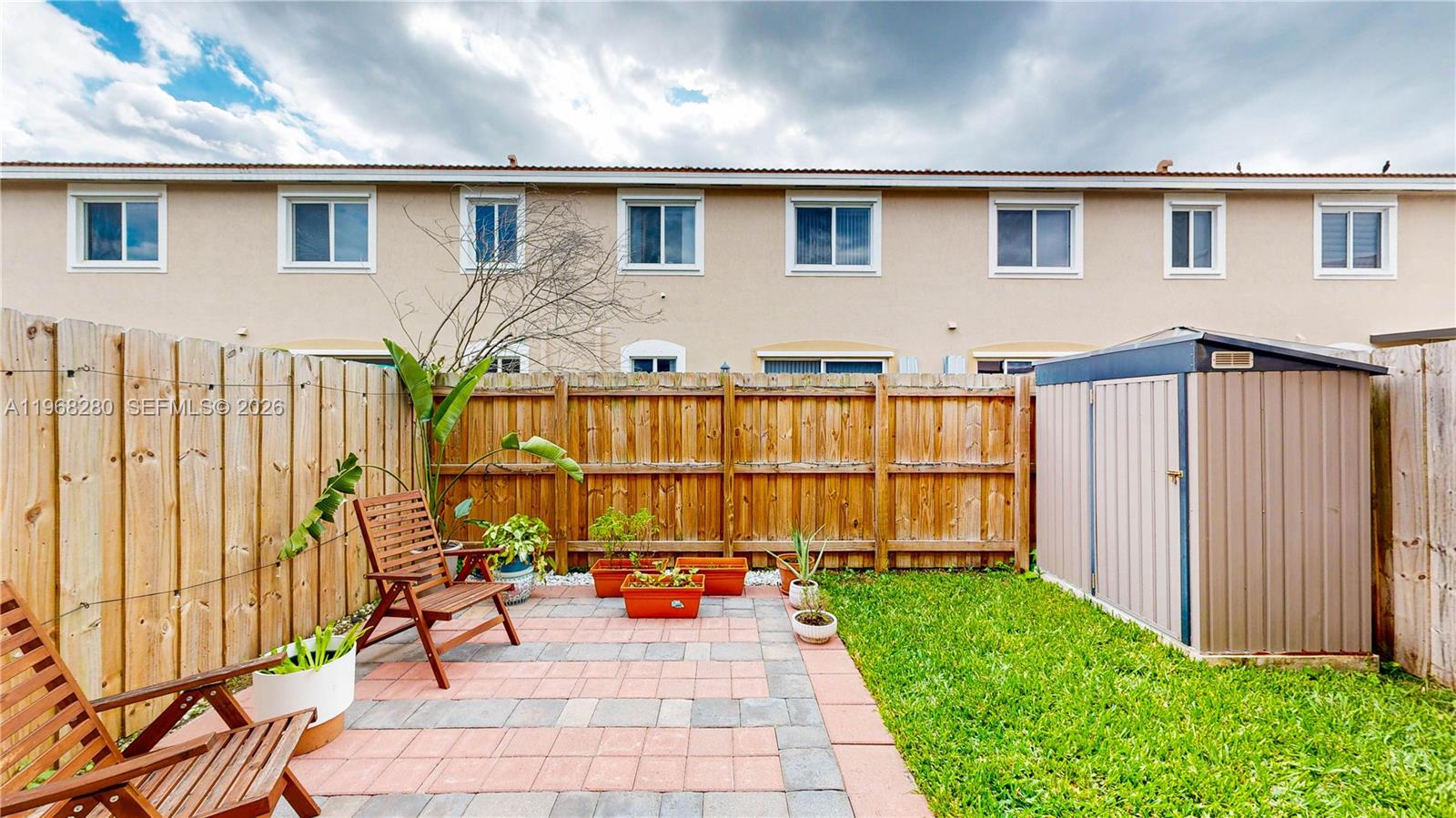 Ver detalles 1040 3 / 3 1302 sq. ft. $ 2026-05-06 0 foto