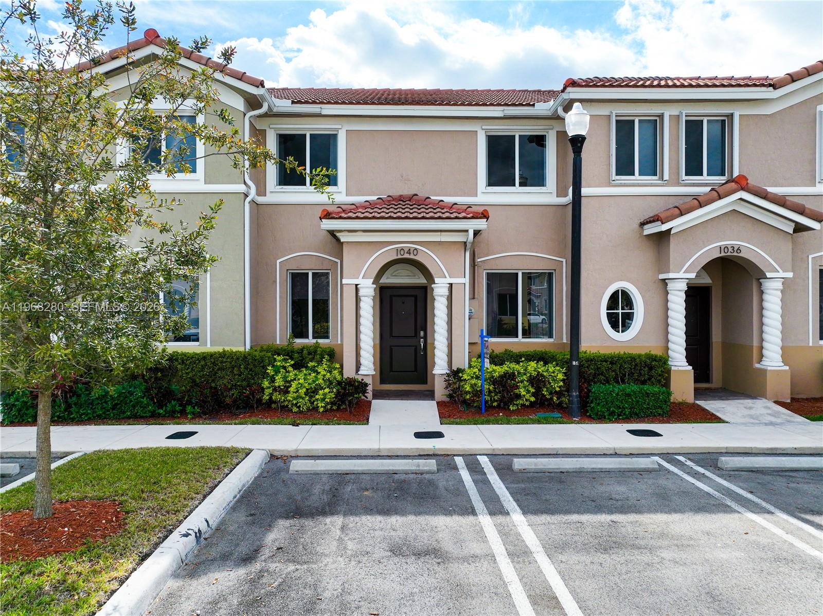 Ver detalles 1040 3 / 3 1302 sq. ft. $ 2026-05-06 0 foto