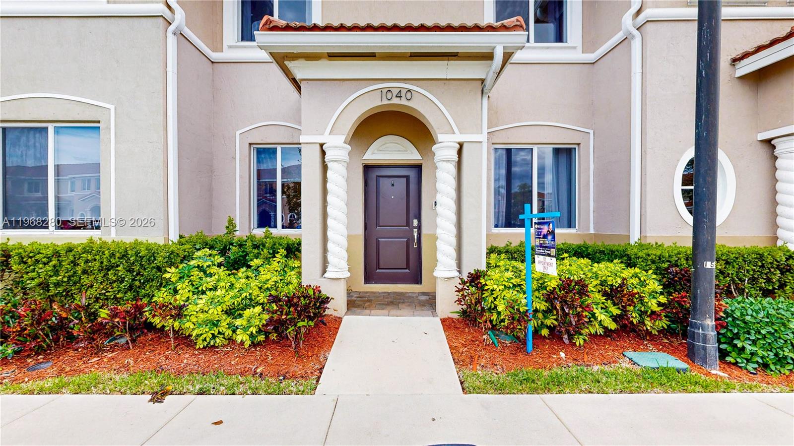 Ver detalles 1040 3 / 3 1302 sq. ft. $ 2026-05-06 0 foto