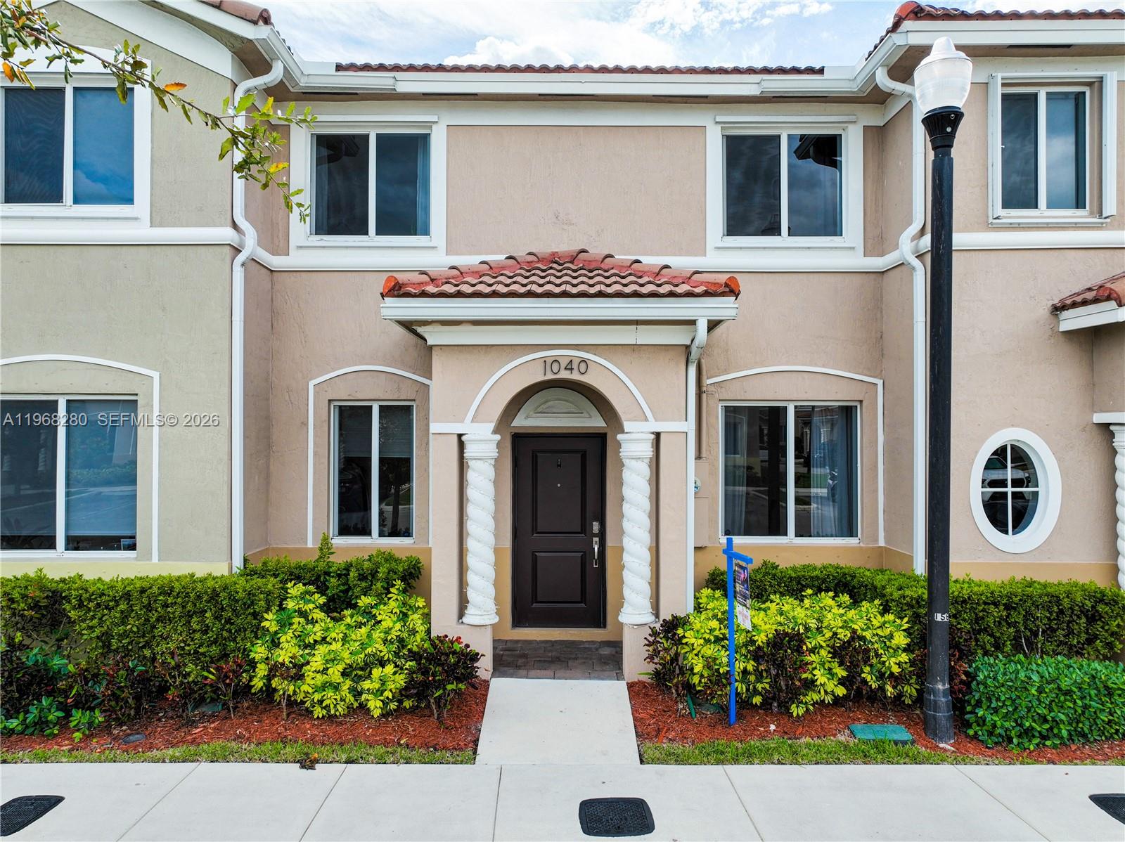 Ver detalles 1040 3 / 3 1302 sq. ft. $ 2026-05-06 0 foto