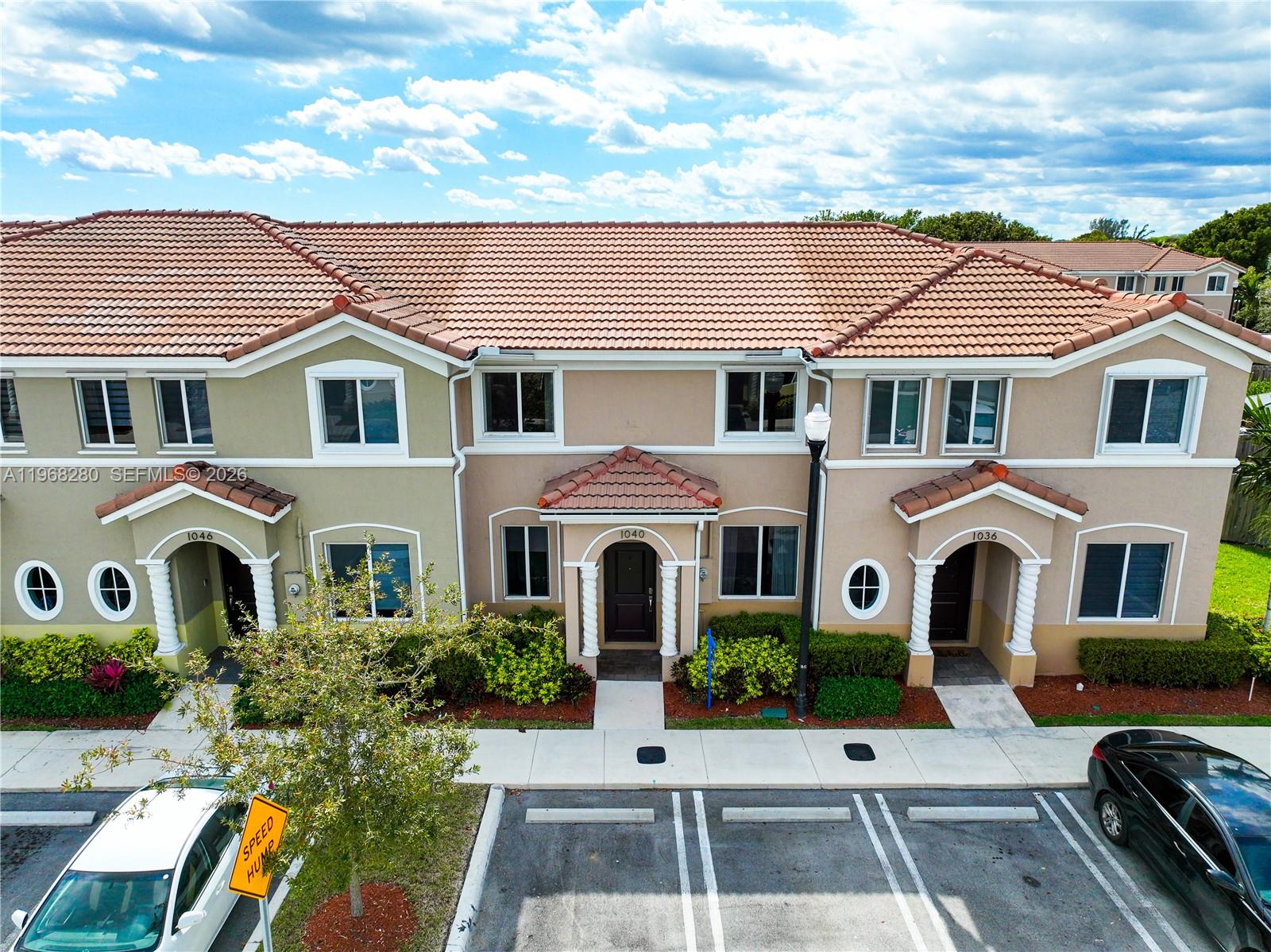 Ver detalles 1040 3 / 3 1302 sq. ft. $ 2026-05-06 0 foto