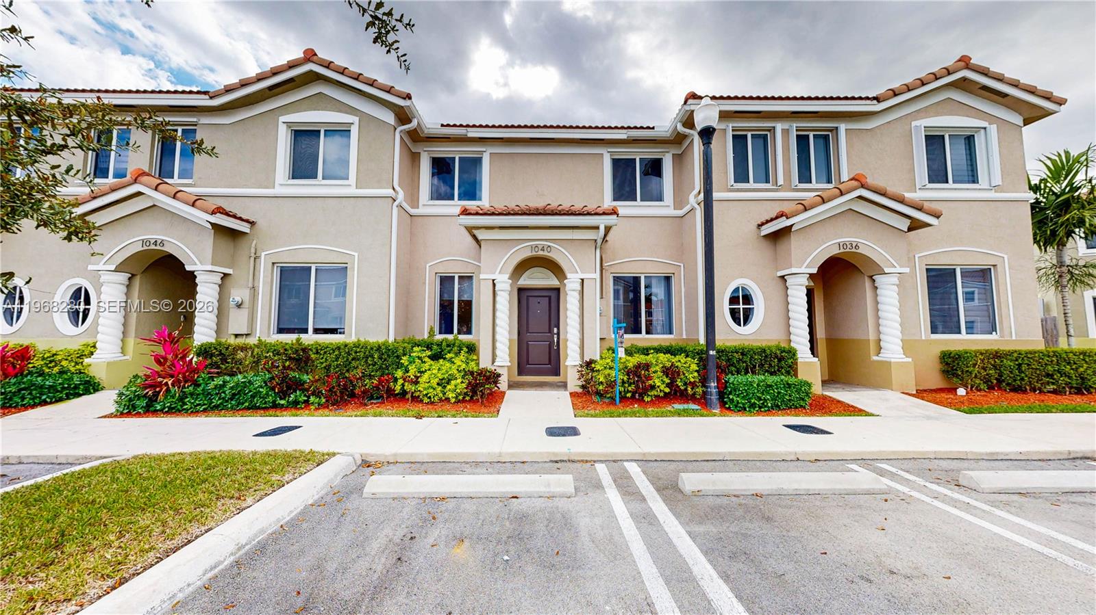 Ver detalles 1040 3 / 3 1302 sq. ft. $ 2026-05-06 0 foto