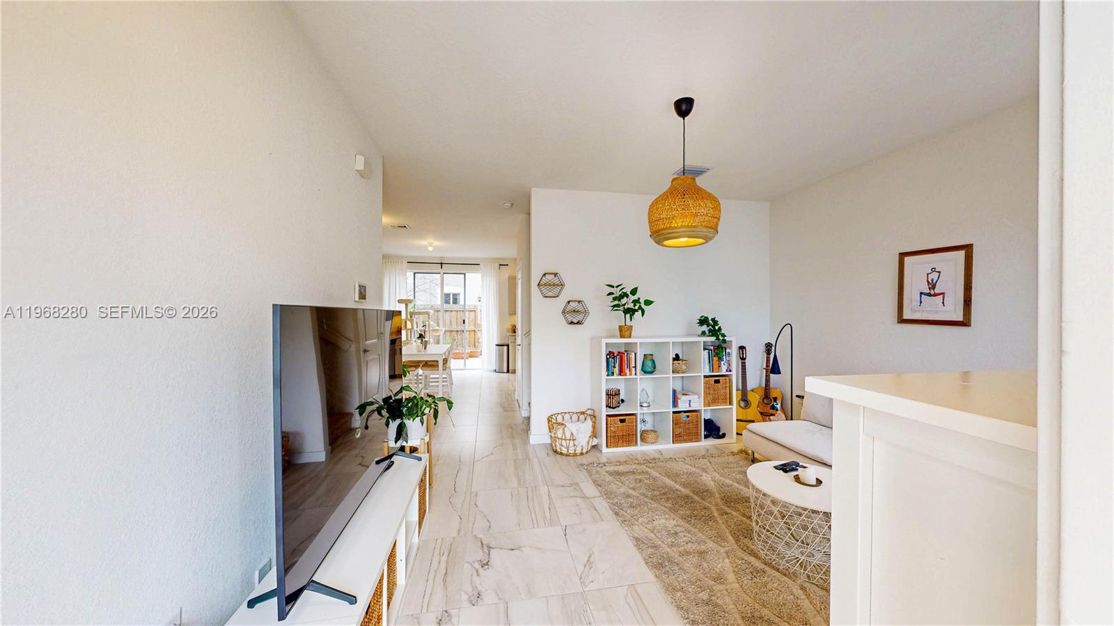 Ver detalles 1040 3 / 3 1302 sq. ft. $ 2026-05-06 0 foto