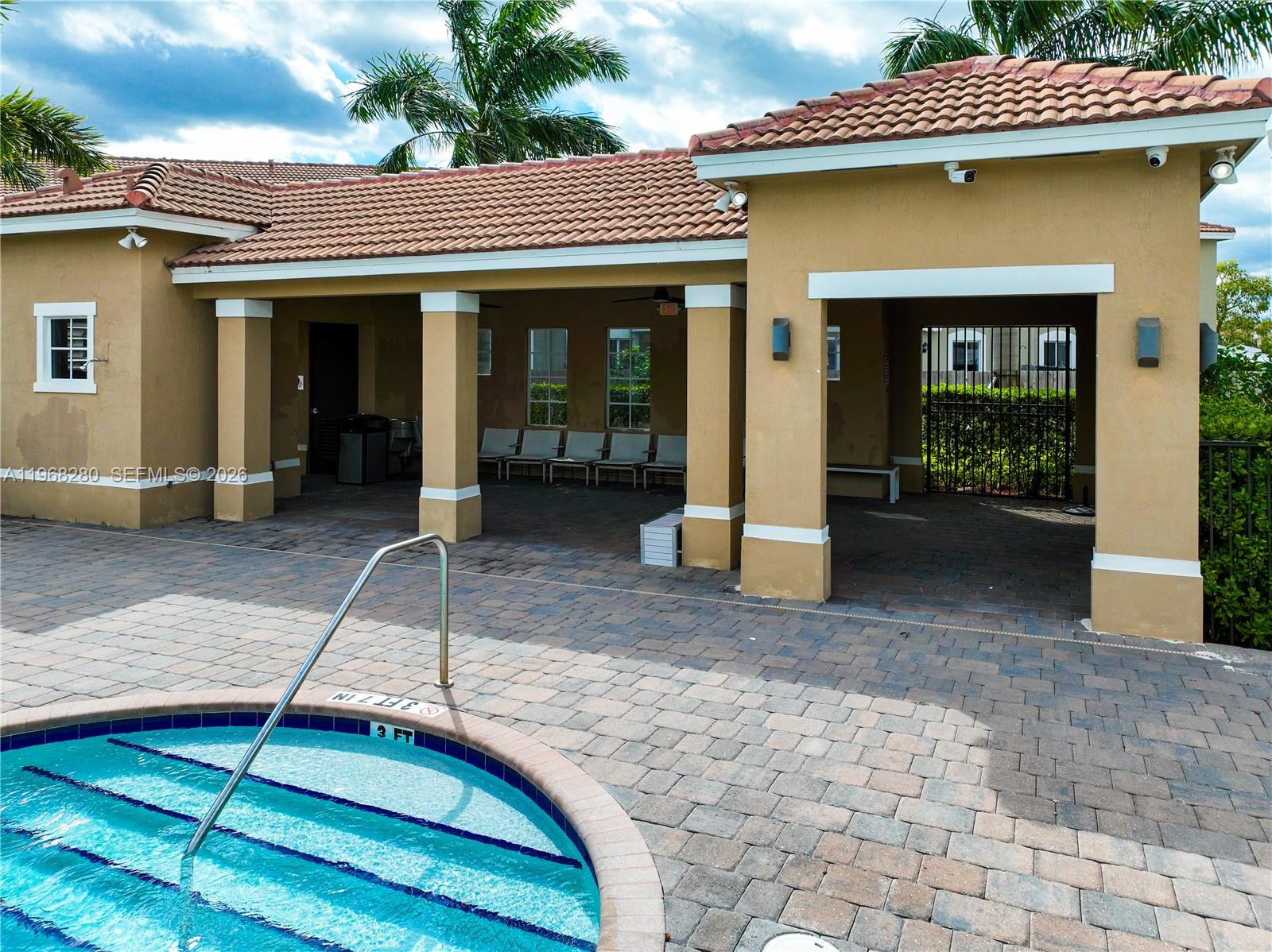 Ver detalles 1040 3 / 3 1302 sq. ft. $ 2026-05-06 0 foto