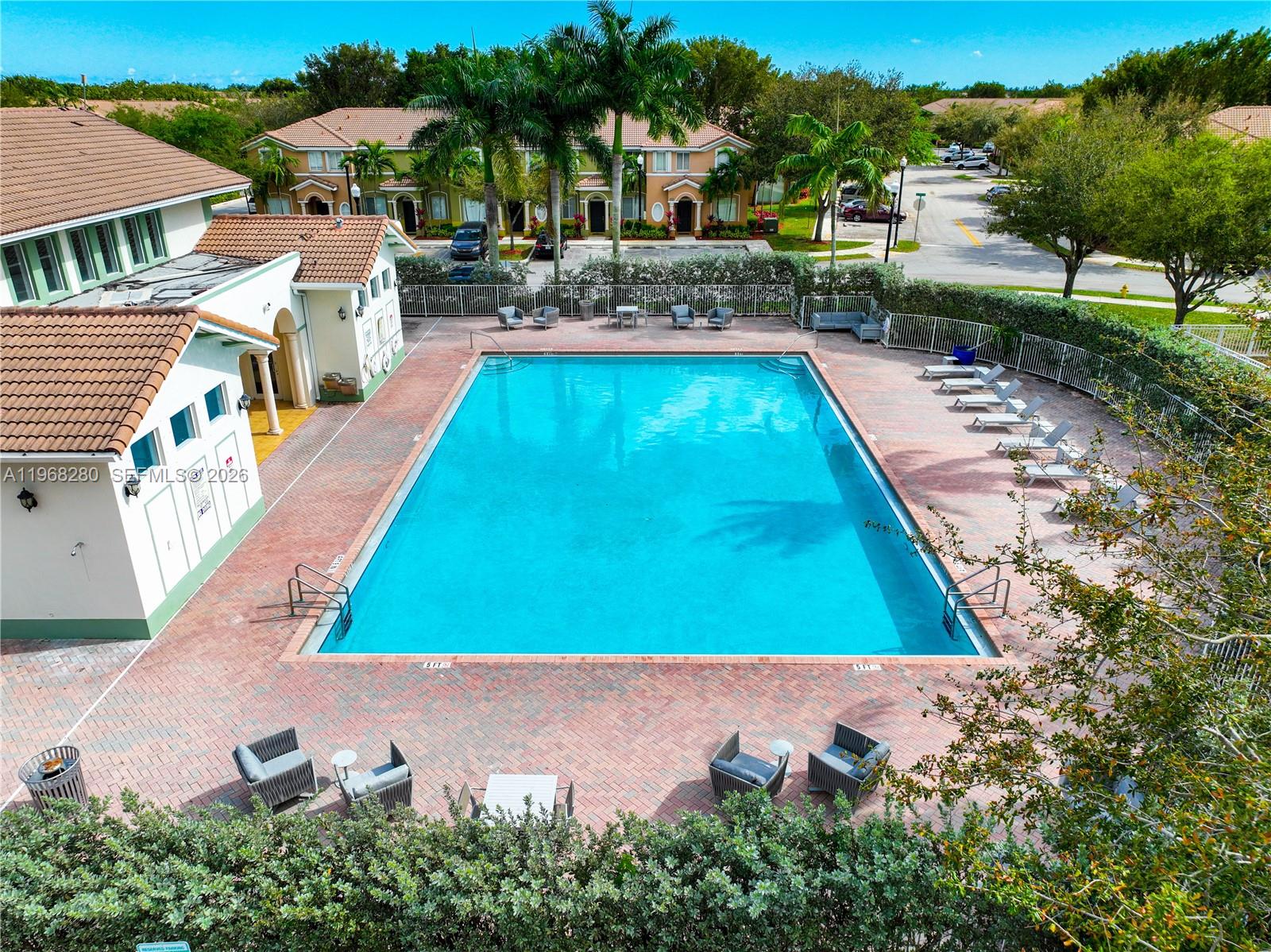 Ver detalles 1040 3 / 3 1302 sq. ft. $ 2026-05-06 0 foto