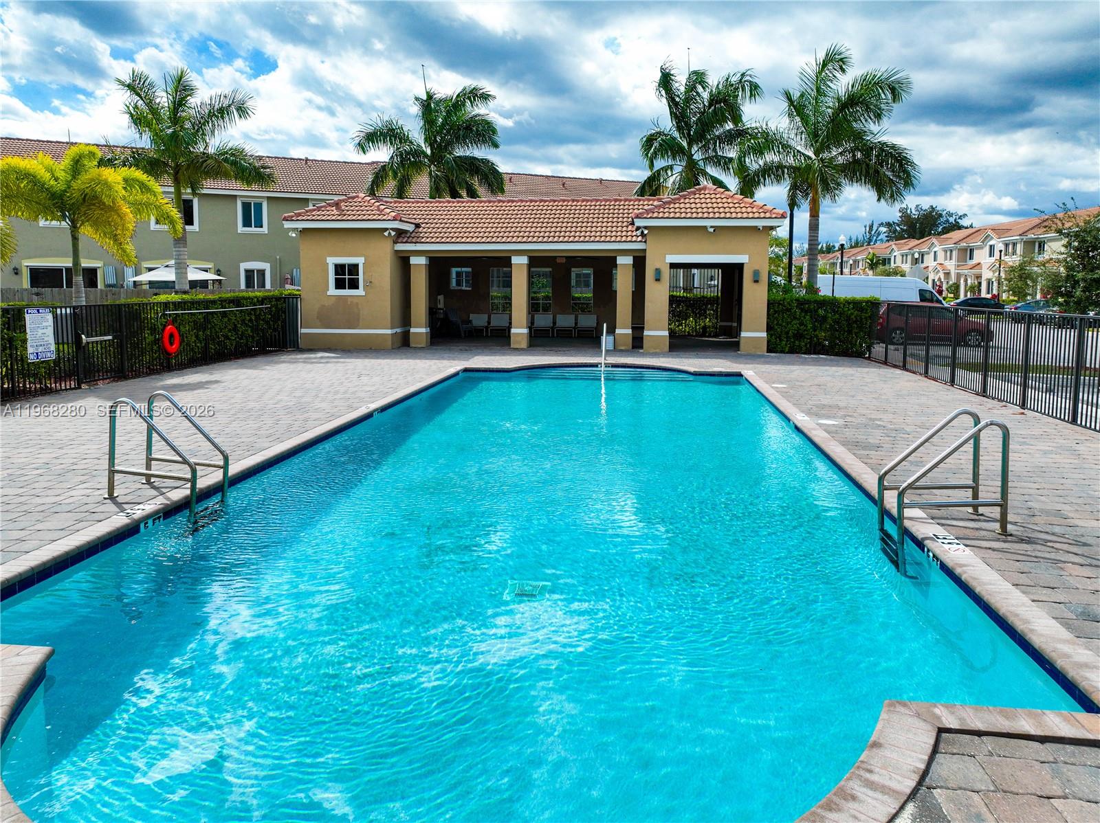 Ver detalles 1040 3 / 3 1302 sq. ft. $ 2026-05-06 0 foto