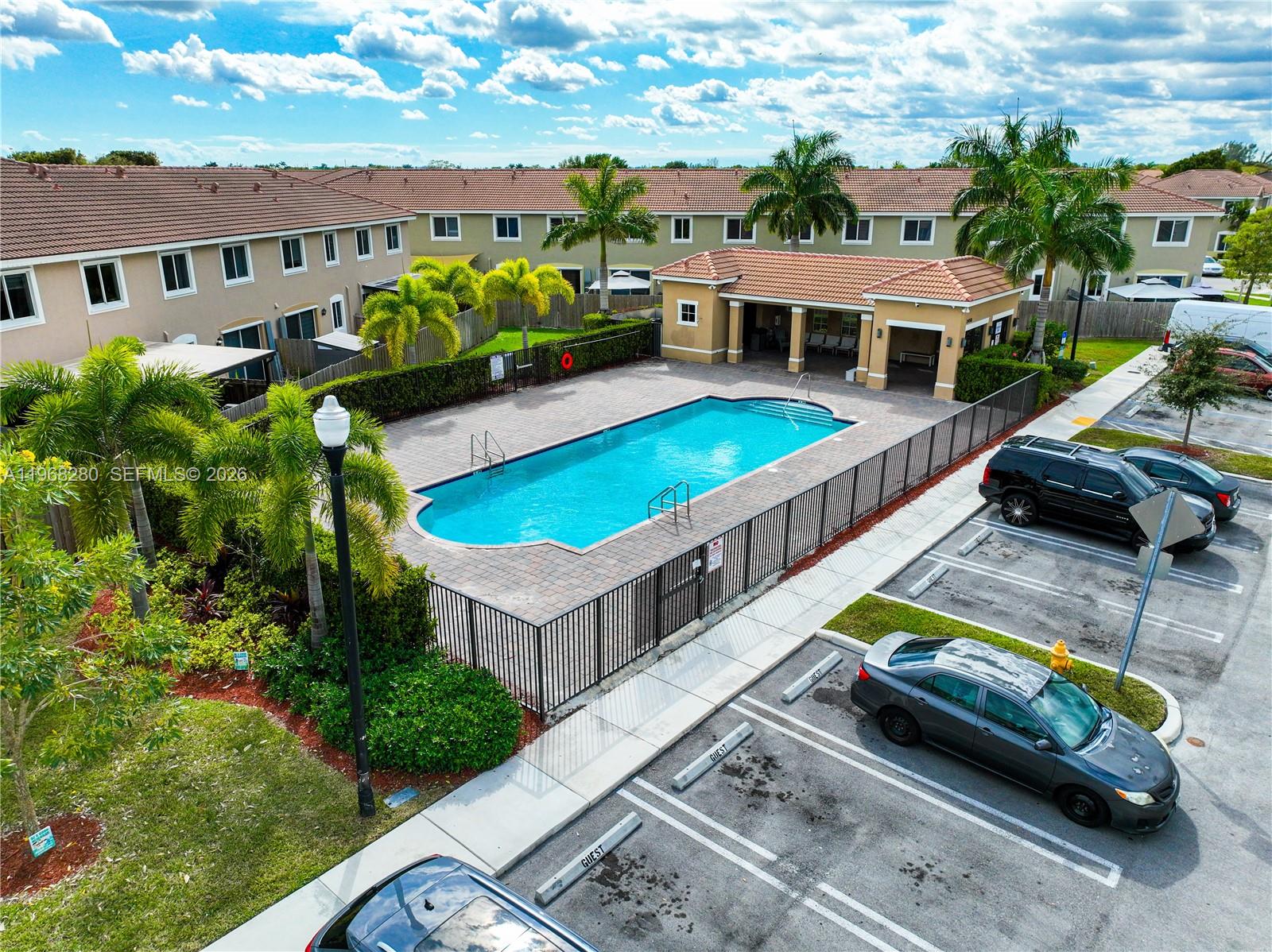 Ver detalles 1040 3 / 3 1302 sq. ft. $ 2026-05-06 0 foto