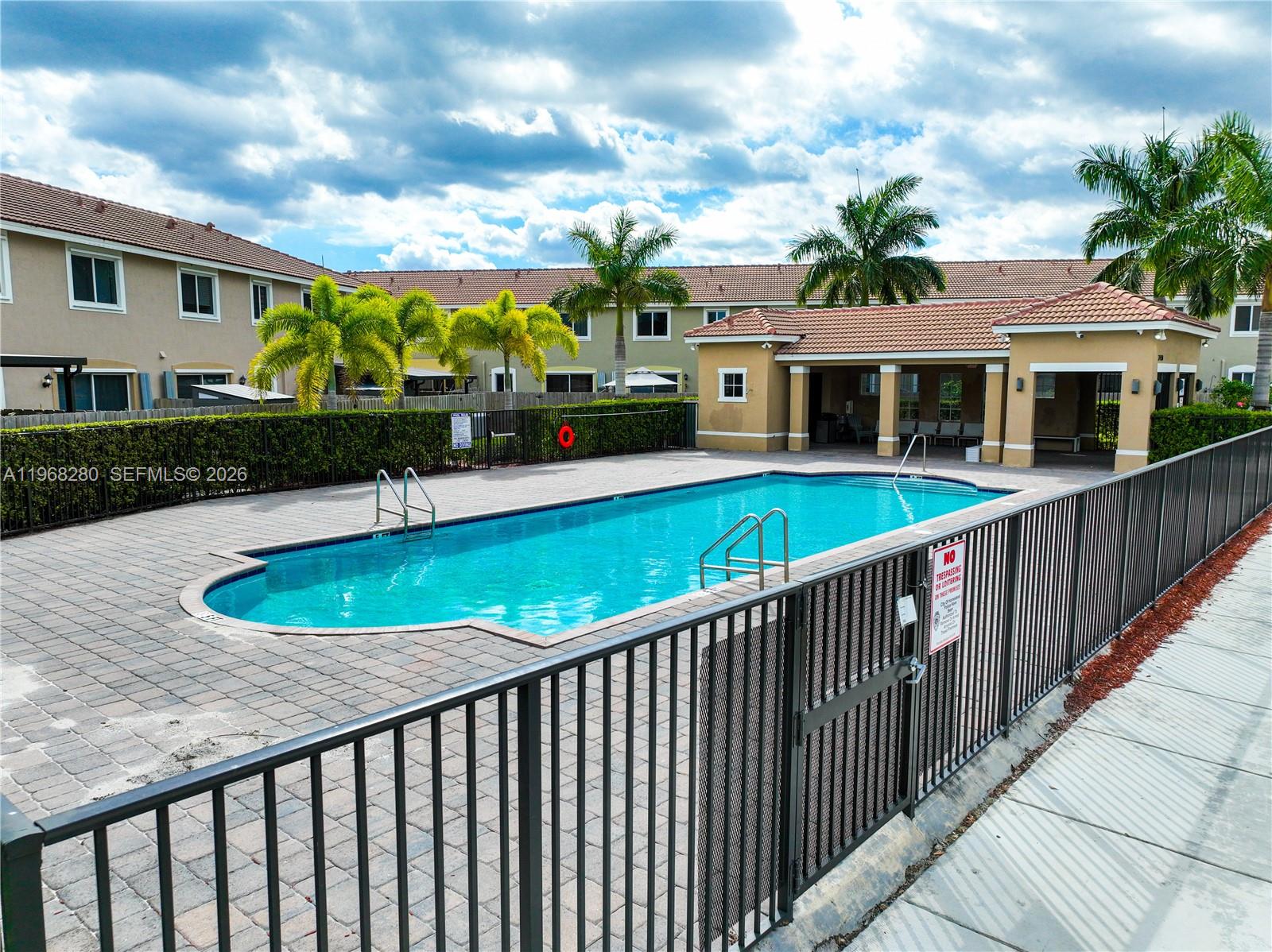 Ver detalles 1040 3 / 3 1302 sq. ft. $ 2026-05-06 0 foto