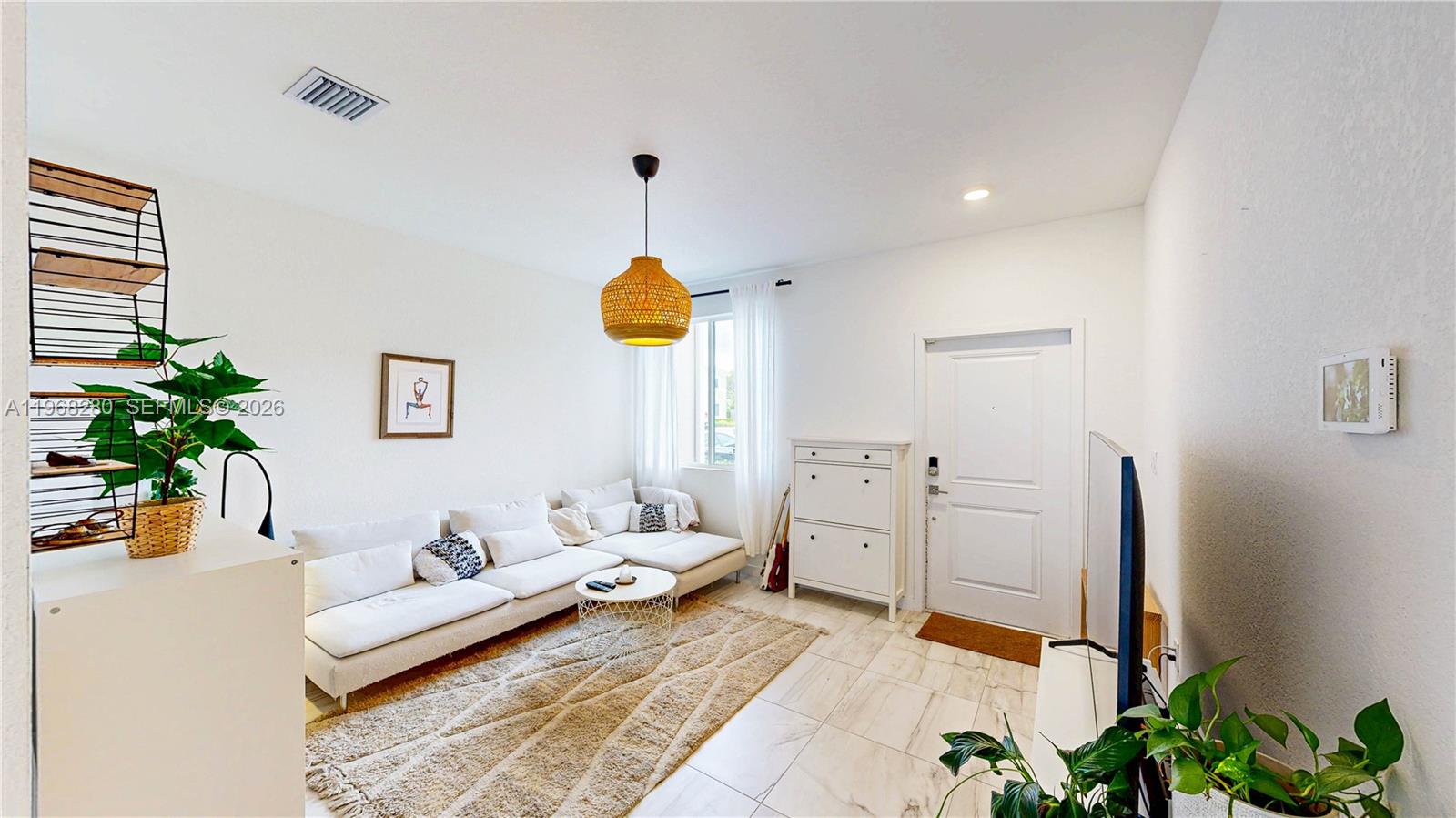 Ver detalles 1040 3 / 3 1302 sq. ft. $ 2026-05-06 0 foto