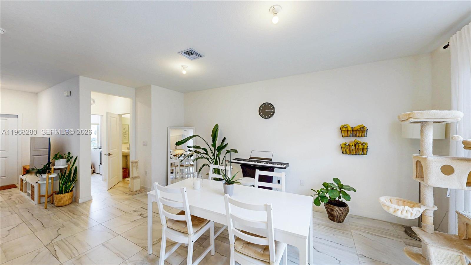 Ver detalles 1040 3 / 3 1302 sq. ft. $ 2026-05-06 0 foto