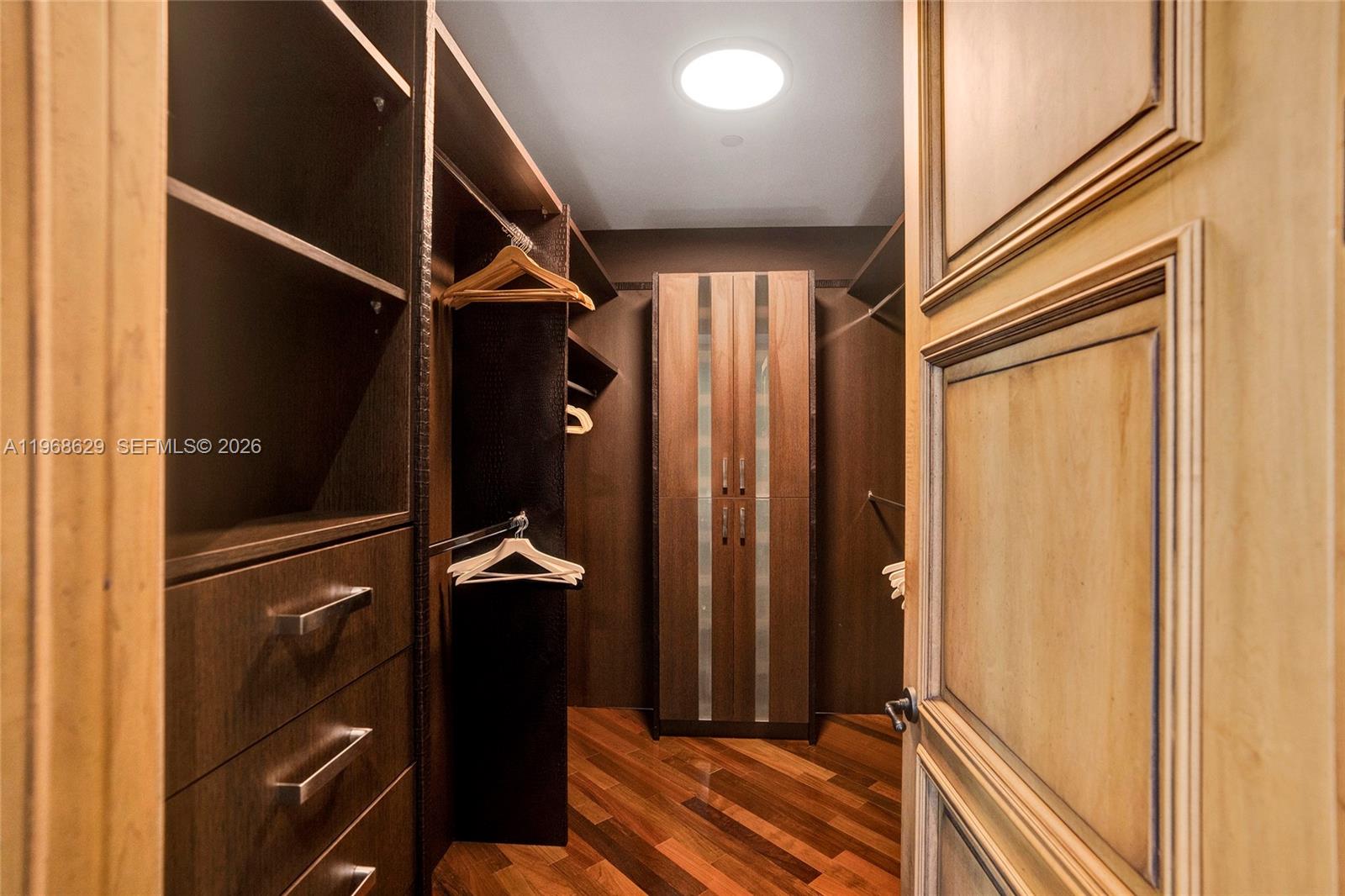 701 3 / 4 2768 кв.футов $ 2026-02-19 0 Фото