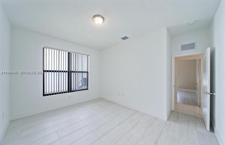 Ver detalles 5501 3 / 2 1602 sq. ft. $ 2026-04-17 0 foto