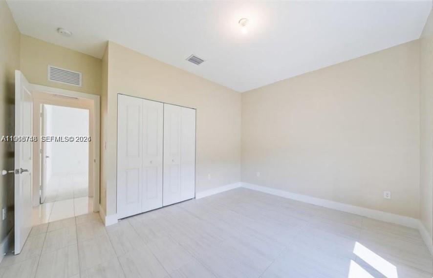 Ver detalles 5501 3 / 2 1602 sq. ft. $ 2026-04-17 0 foto
