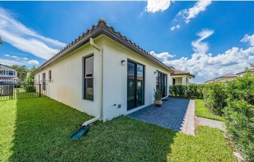 Ver detalles 5501 3 / 2 1602 sq. ft. $ 2026-04-17 0 foto