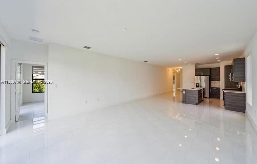 Ver detalles 5501 3 / 2 1602 sq. ft. $ 2026-04-17 0 foto