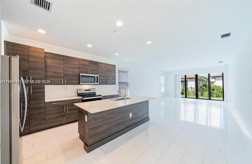 Ver detalles 5501 3 / 2 1602 sq. ft. $ 2026-04-17 0 foto