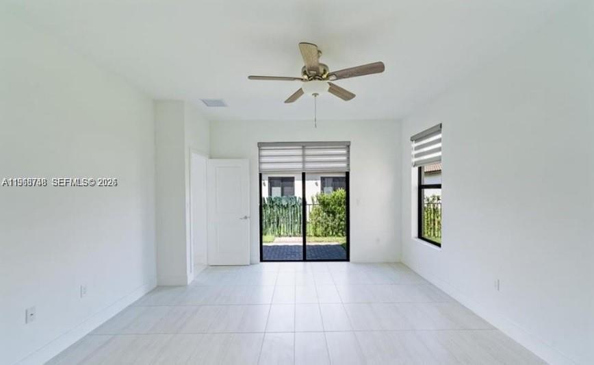 Ver detalles 5501 3 / 2 1602 sq. ft. $ 2026-04-17 0 foto
