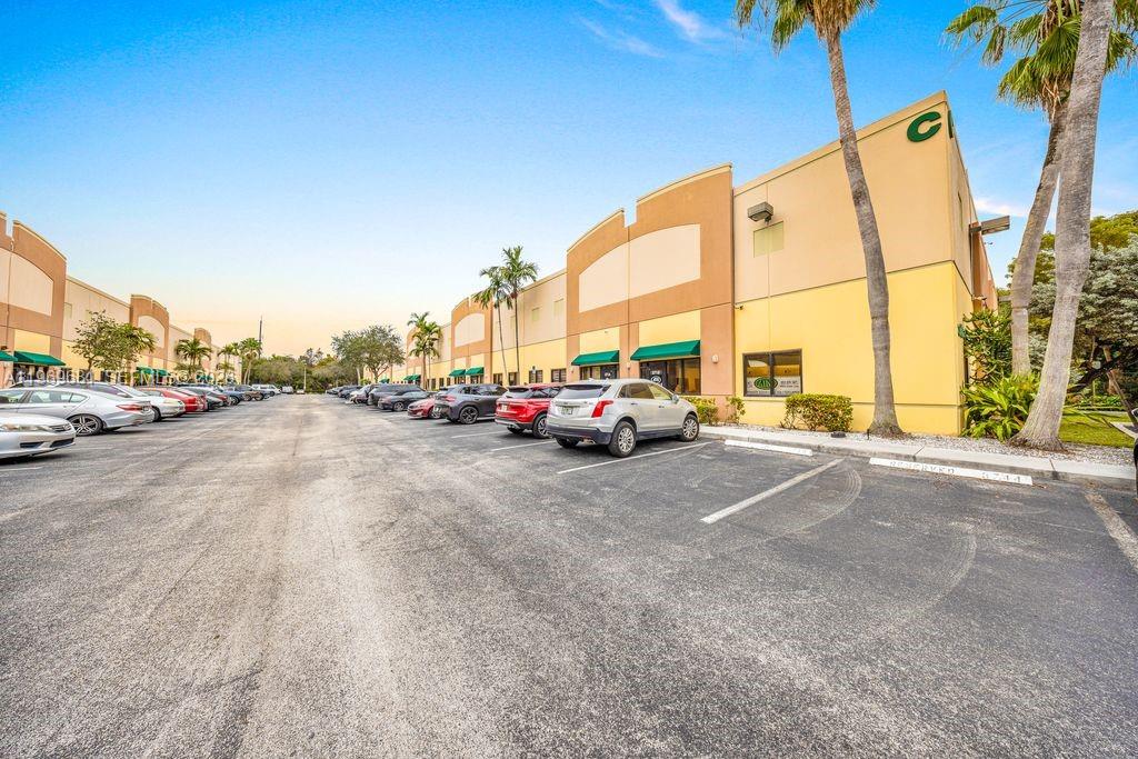 See details 3718 / sq. ft. $ 2026-02-21 0 Photo