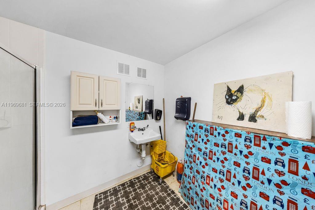 See details 3718 / sq. ft. $ 2026-02-21 0 Photo