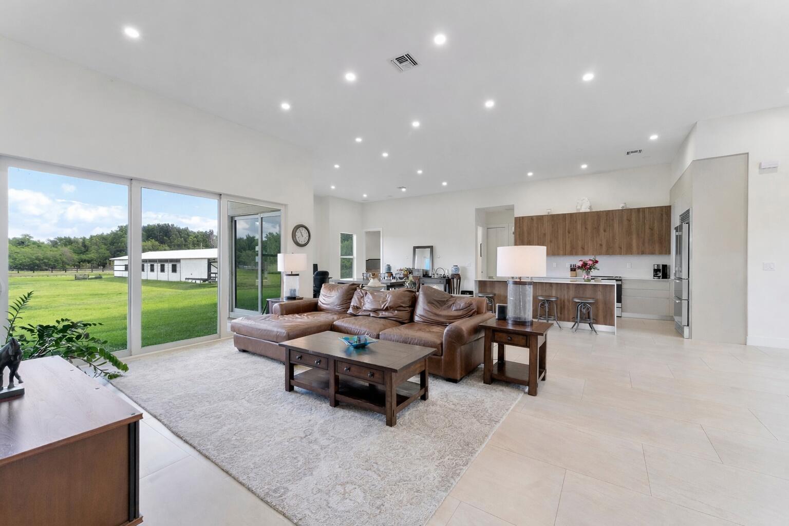 Ver detalles 19921 5 / 3 2772 sq. ft. $ 2026-09-02 0 foto