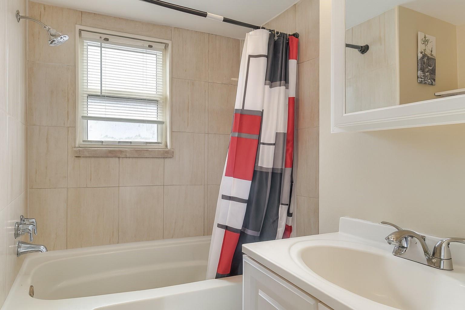 See details / 0 1215 sq. ft. $ 2026-06-16 0 Photo