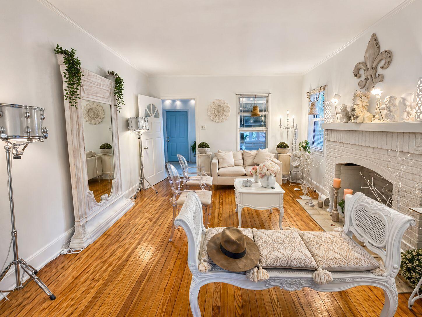 See details / 0 1215 sq. ft. $ 2026-06-16 0 Photo