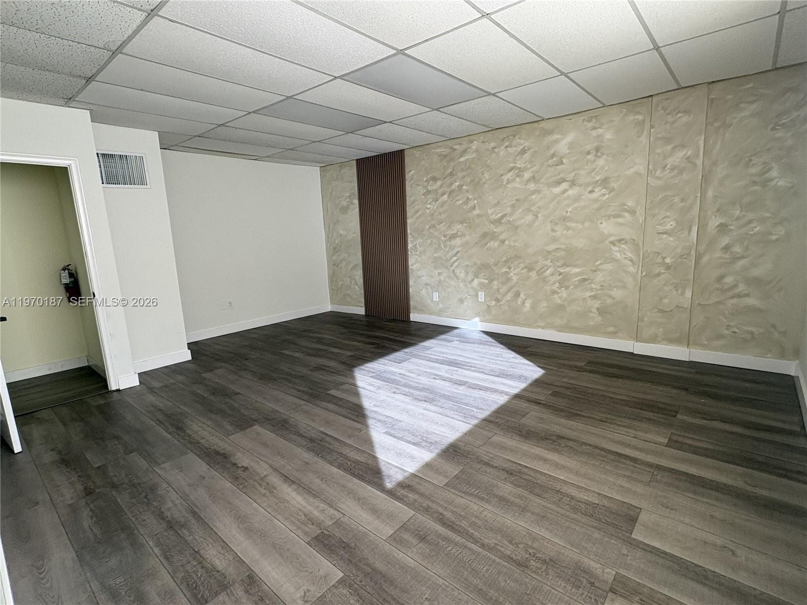 25  /   кв.футов $ 2026-02-23 0 Фото