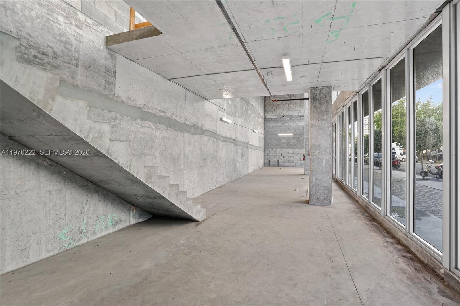 Commercial Unit  /   кв.футов $ 2026-03-03 0 Фото