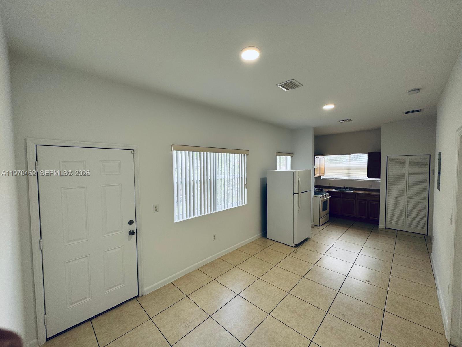 5  /   кв.футов $ 2026-02-23 0 Фото