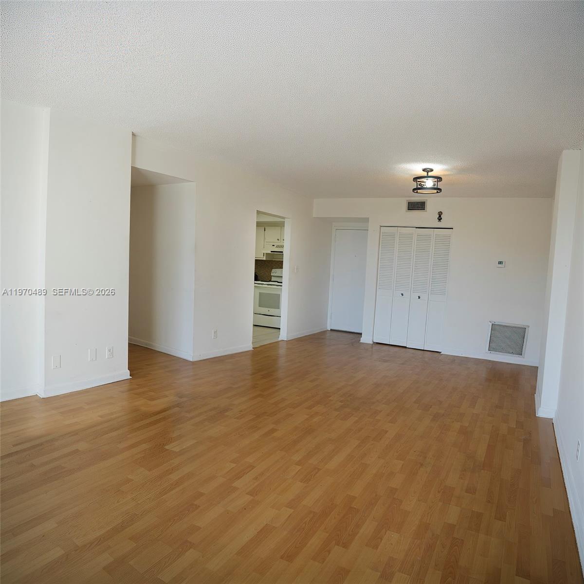 Подробнее 504 2 / 2 1100 кв.футов $ 2026-02-23 0 Фото