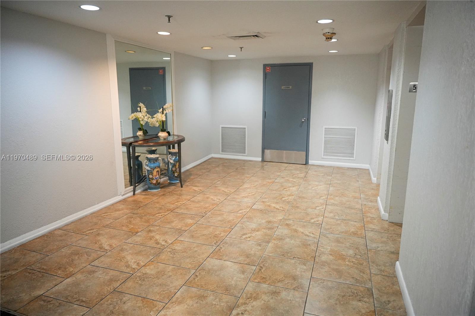 Подробнее 504 2 / 2 1100 кв.футов $ 2026-02-23 0 Фото