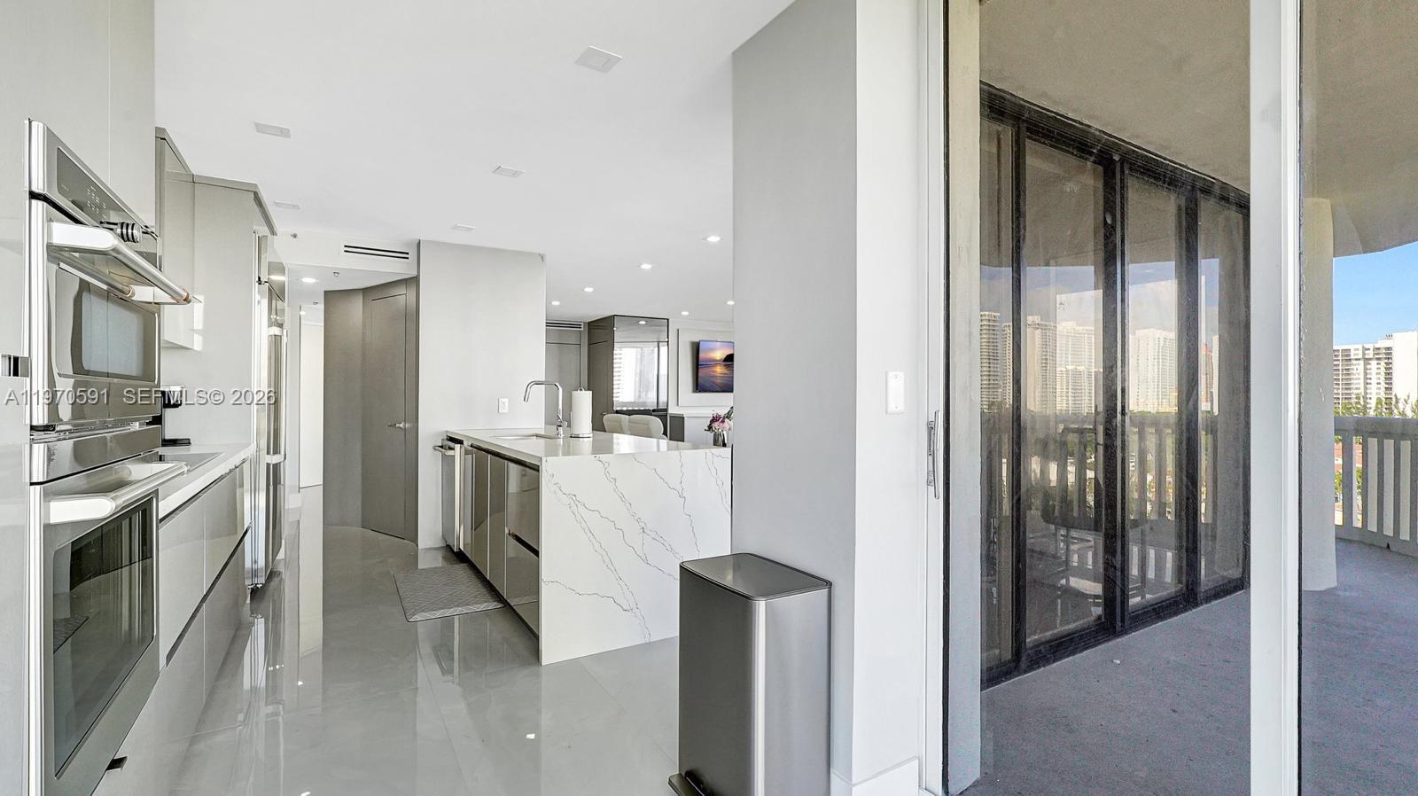 1004 3 / 3 1930 кв.футов $ 2026-02-23 0 Фото