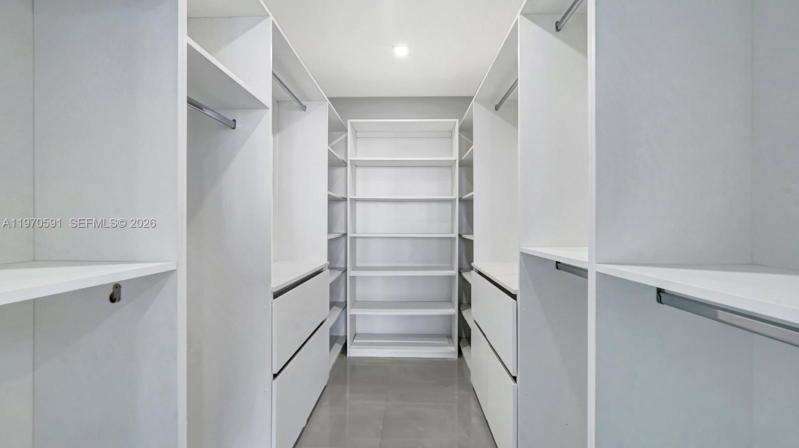 1004 3 / 3 1930 кв.футов $ 2026-02-23 0 Фото