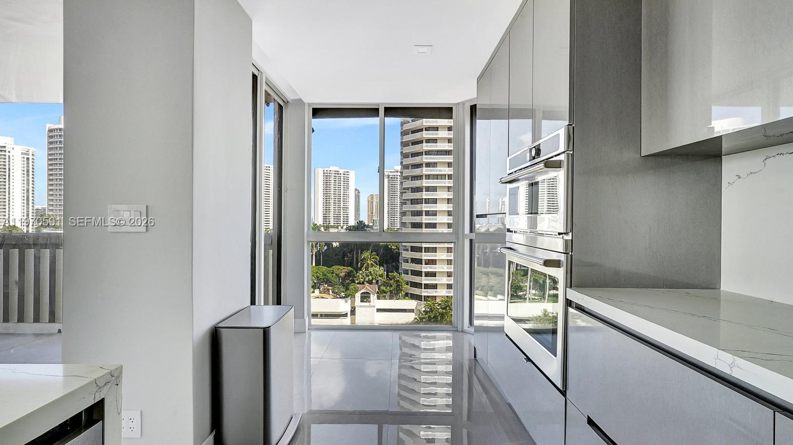 1004 3 / 3 1930 кв.футов $ 2026-02-23 0 Фото