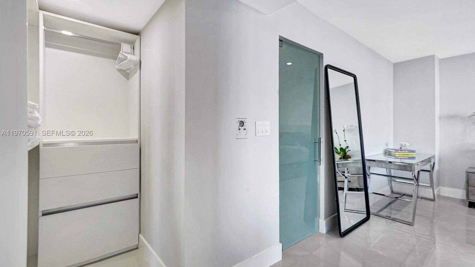 1004 3 / 3 1930 кв.футов $ 2026-02-23 0 Фото