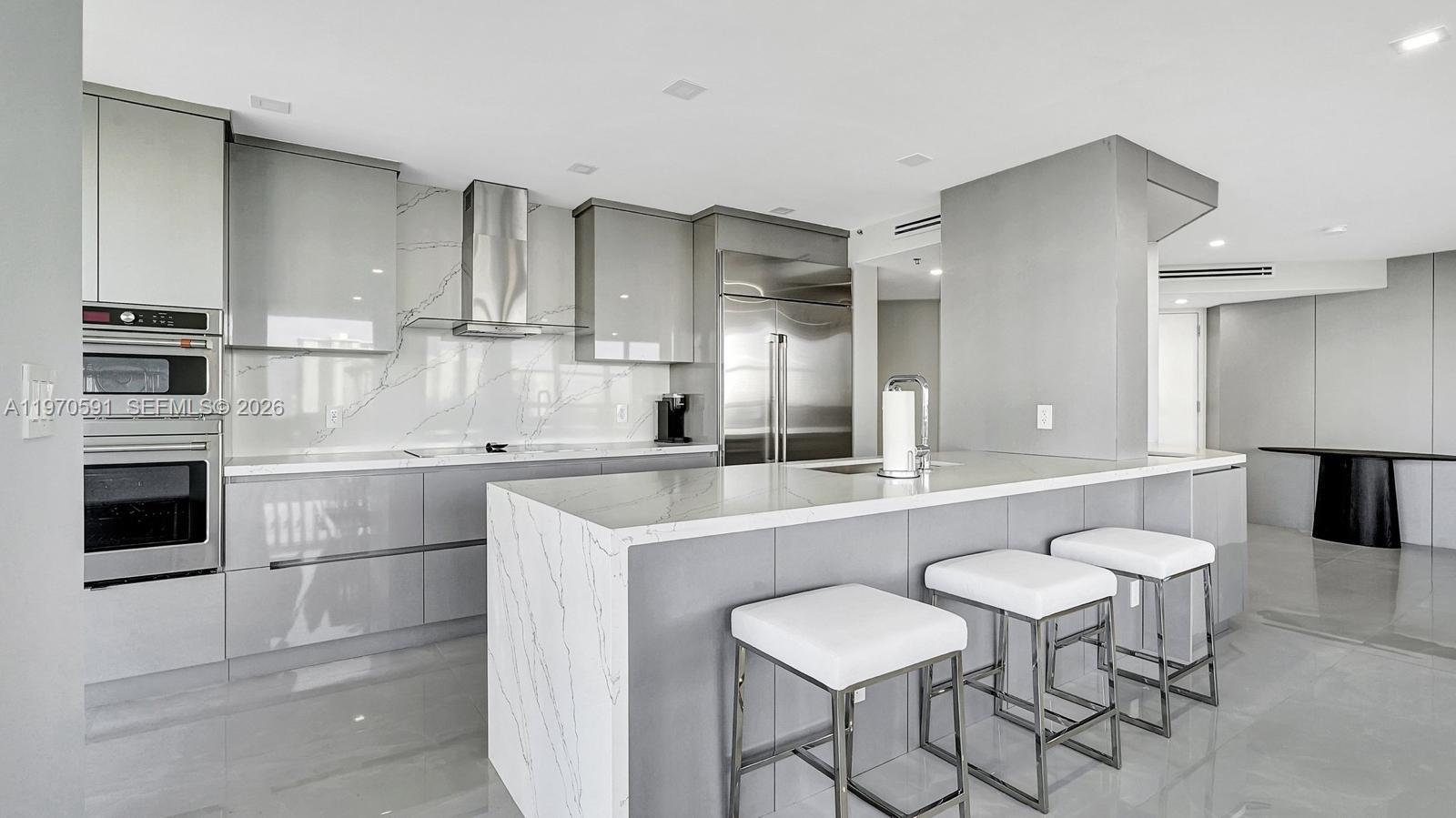 1004 3 / 3 1930 кв.футов $ 2026-02-23 0 Фото