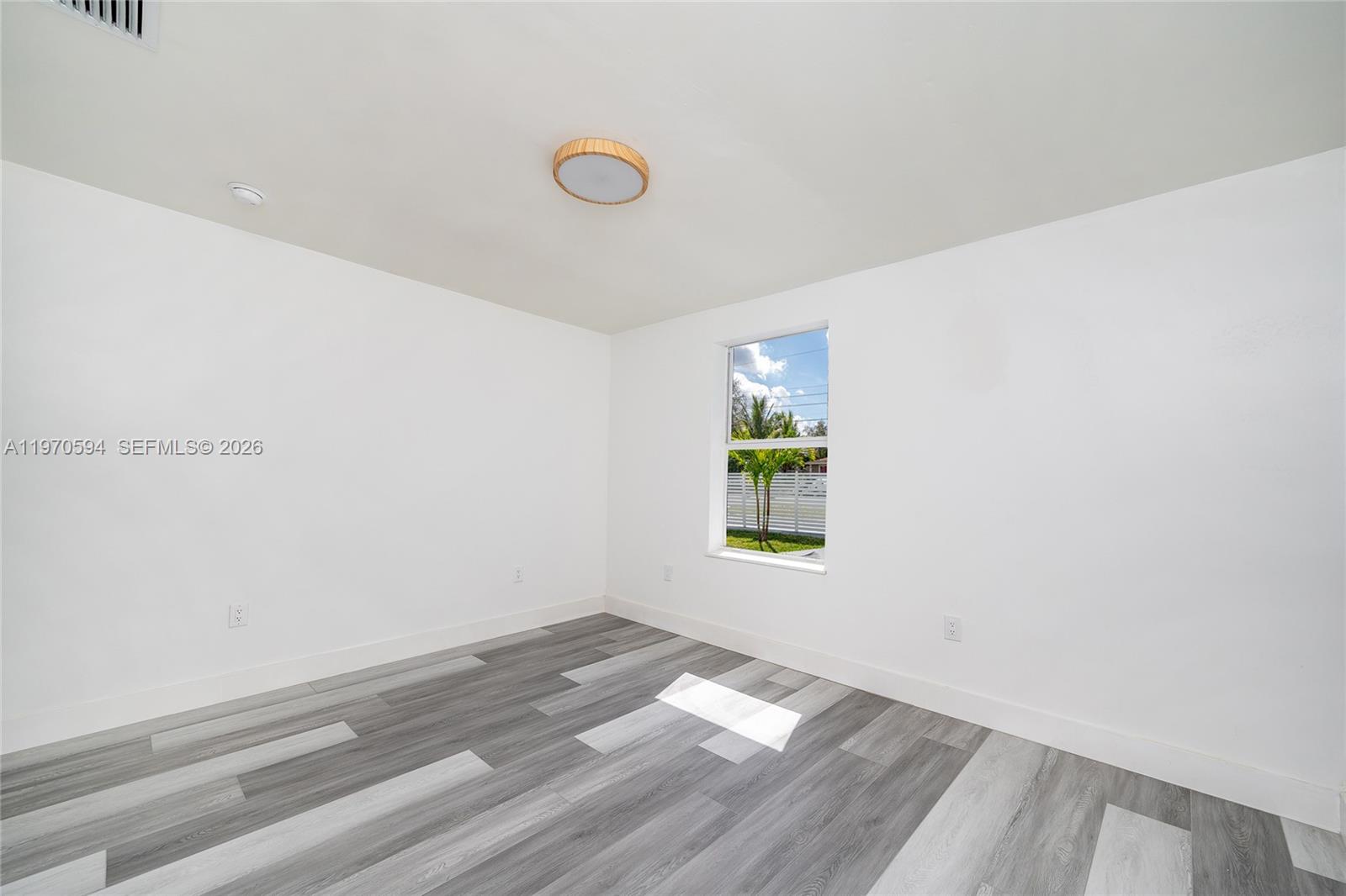   /  2430 кв.футов $ 2026-02-23 0 Фото