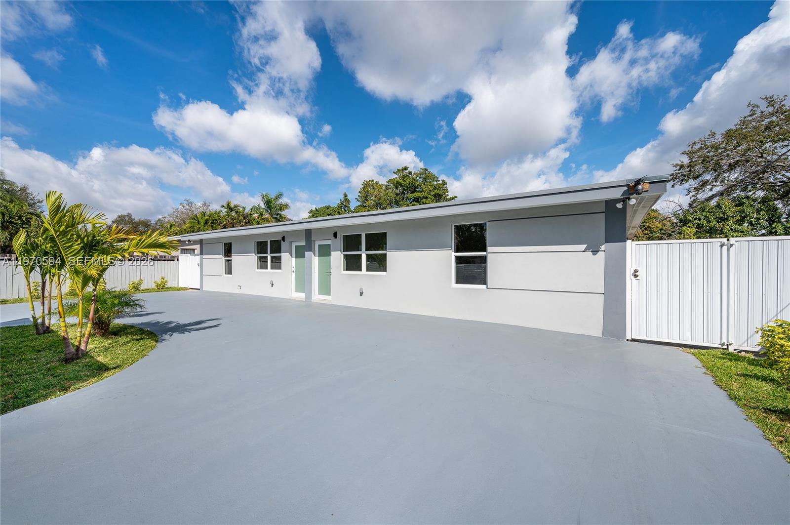   /  2430 кв.футов $ 2026-02-23 0 Фото