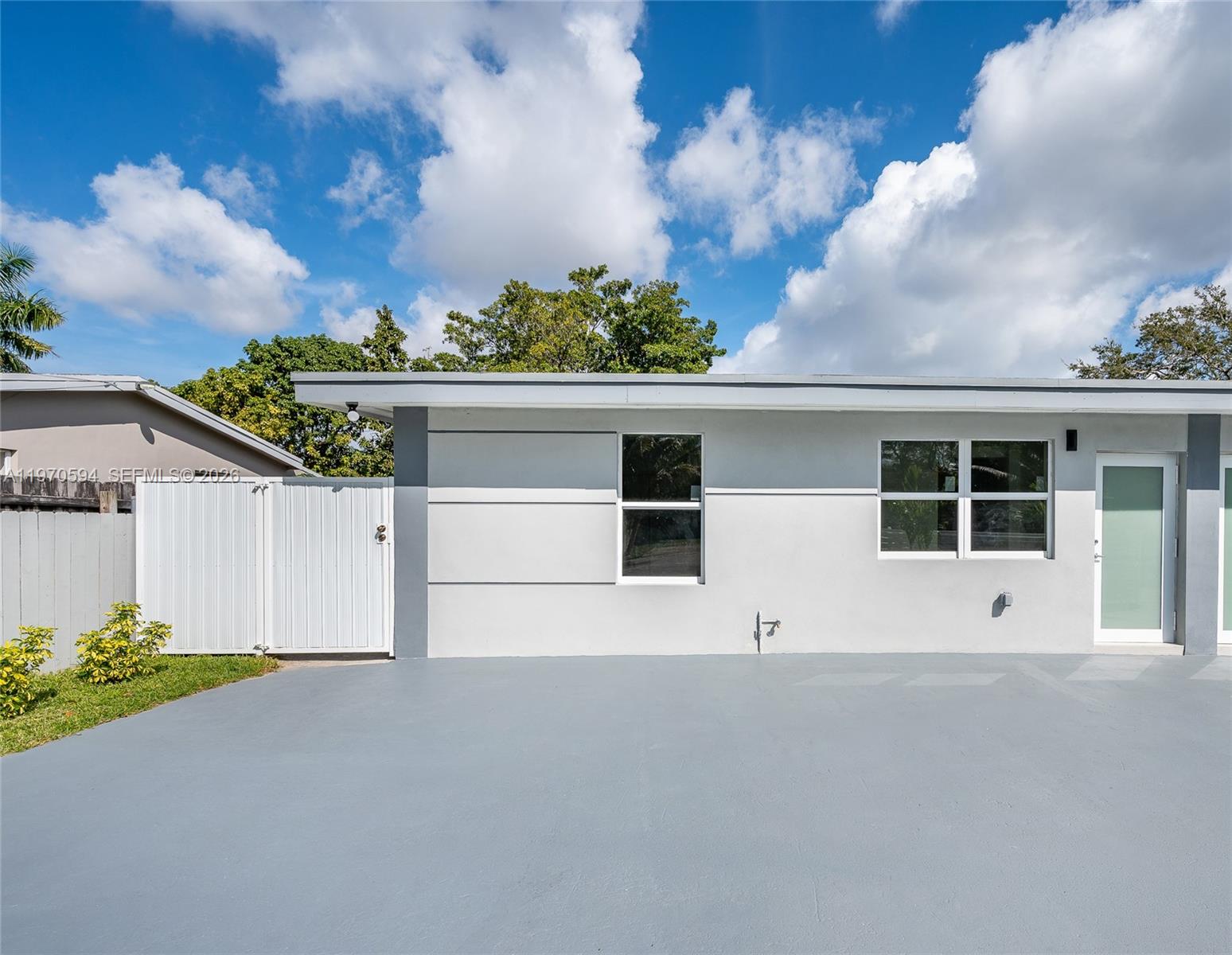   /  2430 кв.футов $ 2026-02-23 0 Фото