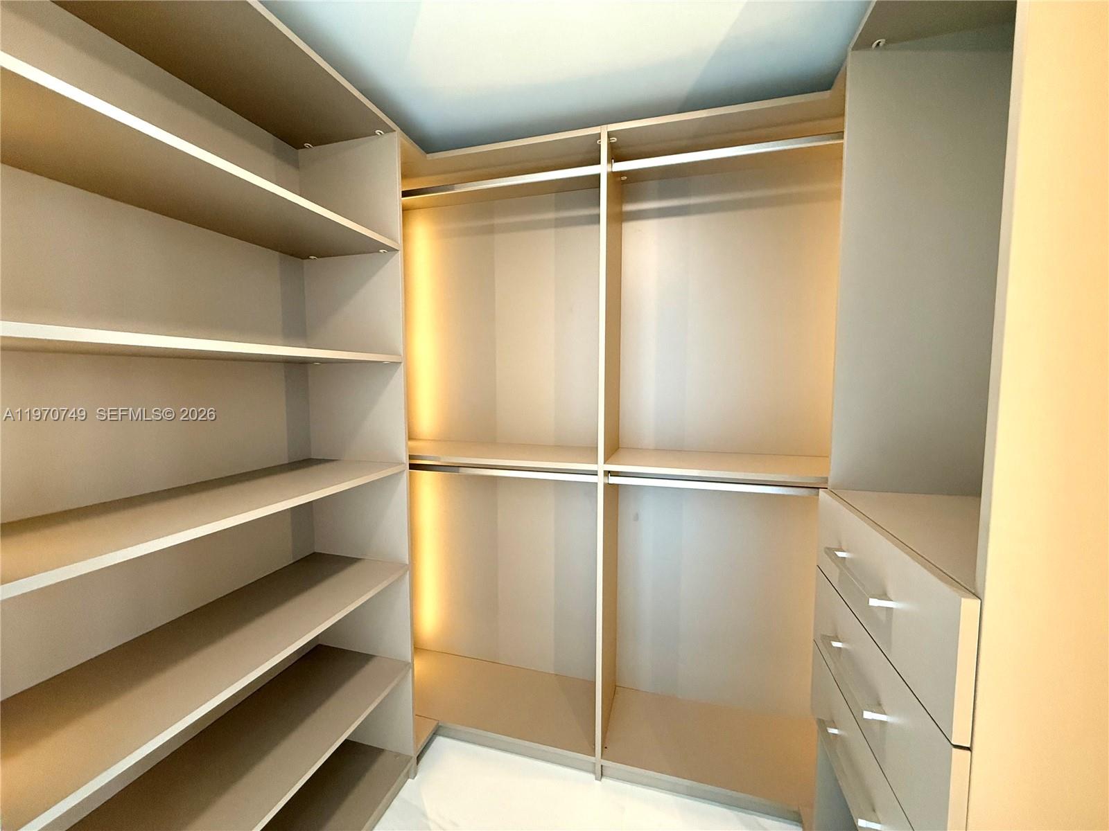 1808 3 / 3 1571 sq. ft. $ 2026-04-22 0 foto