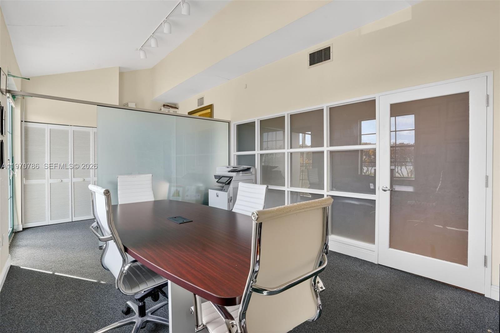   /   кв.футов $ 2026-02-23 0 Фото