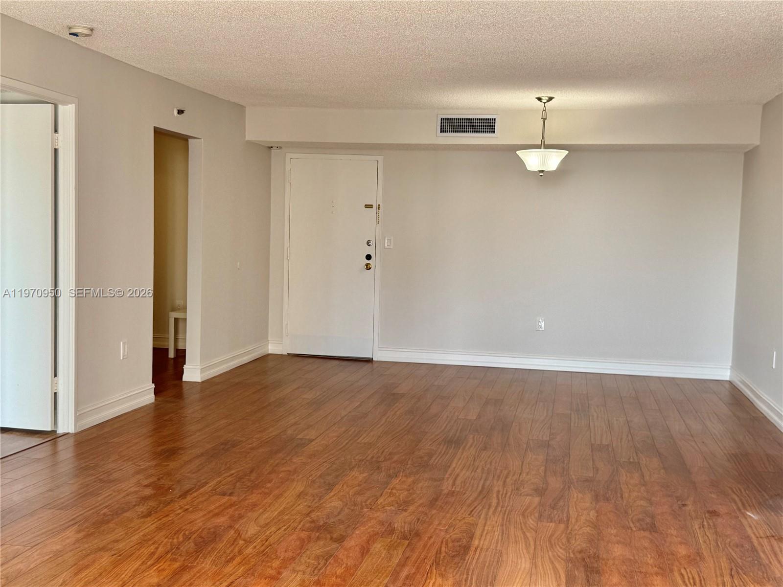 Подробнее 1205 3 / 2 1628 кв.футов $ 2026-02-24 0 Фото