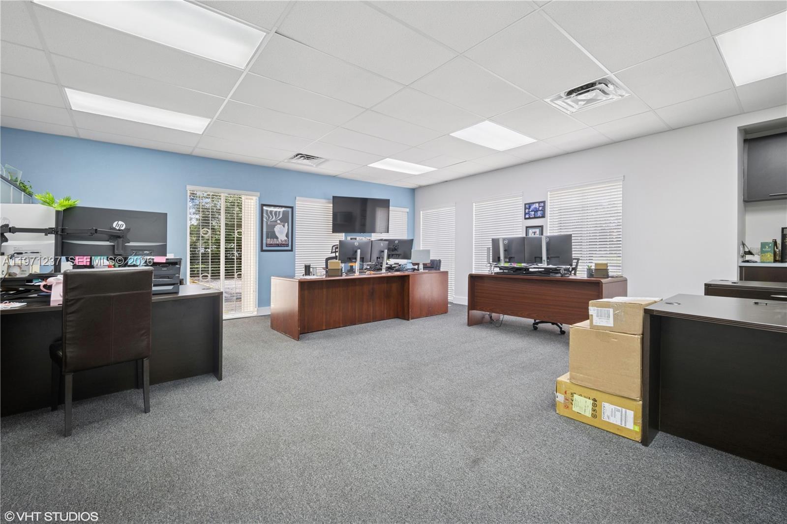   /   кв.футов $ 2026-02-24 0 Фото