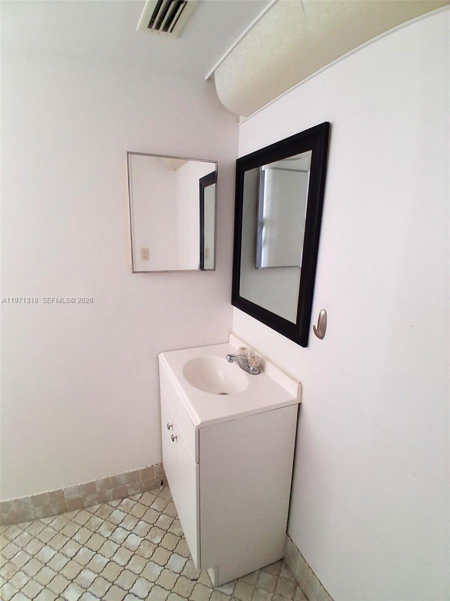 See details 813-1 1 / 2 1036 sq. ft. $ 2026-02-24 0 Photo