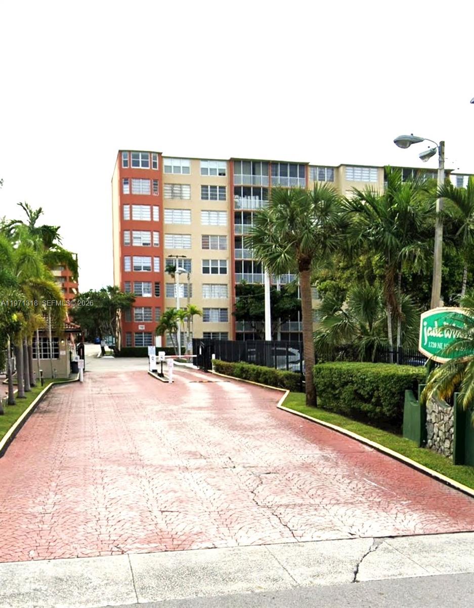 See details 813-1 1 / 2 1036 sq. ft. $ 2026-02-24 0 Photo