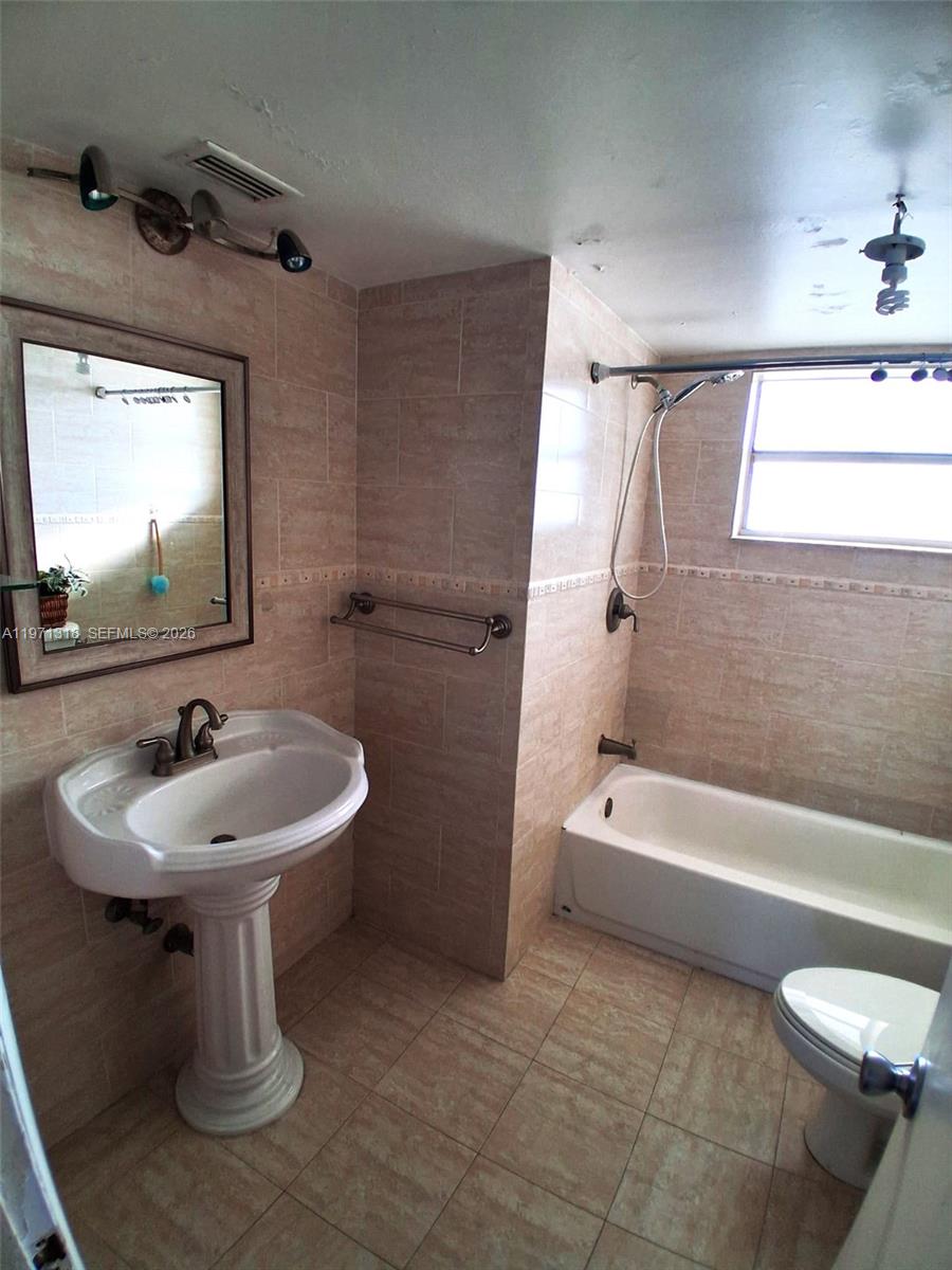 See details 813-1 1 / 2 1036 sq. ft. $ 2026-02-24 0 Photo