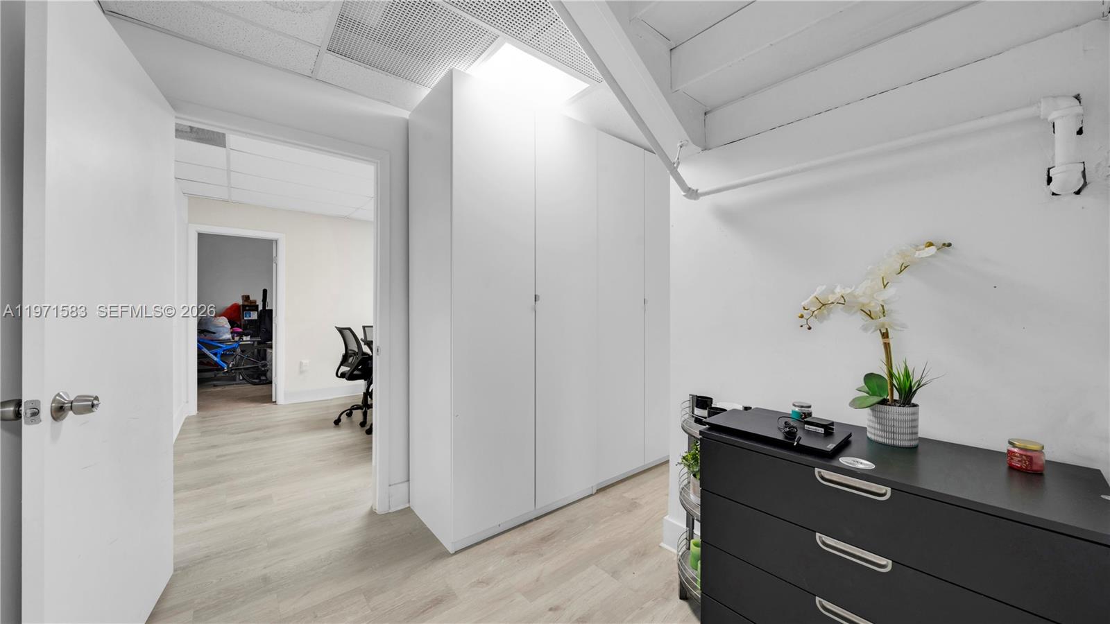 2  /   кв.футов $ 2026-02-24 0 Фото