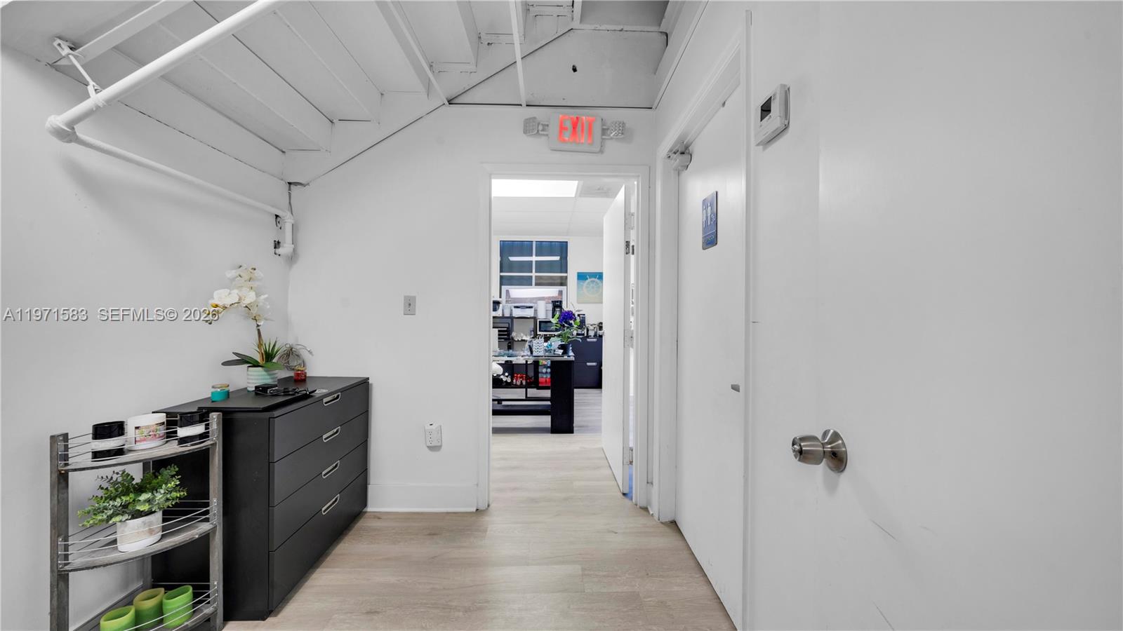 2  /   кв.футов $ 2026-02-24 0 Фото