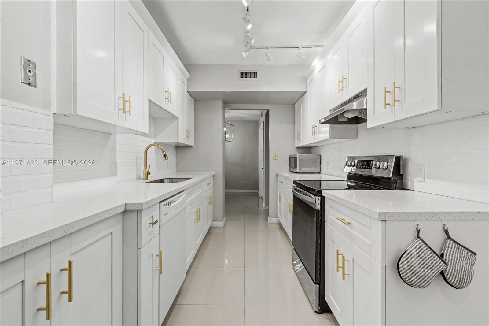 406 1 / 2 844 sq. ft. $ 2026-02-25 0 foto