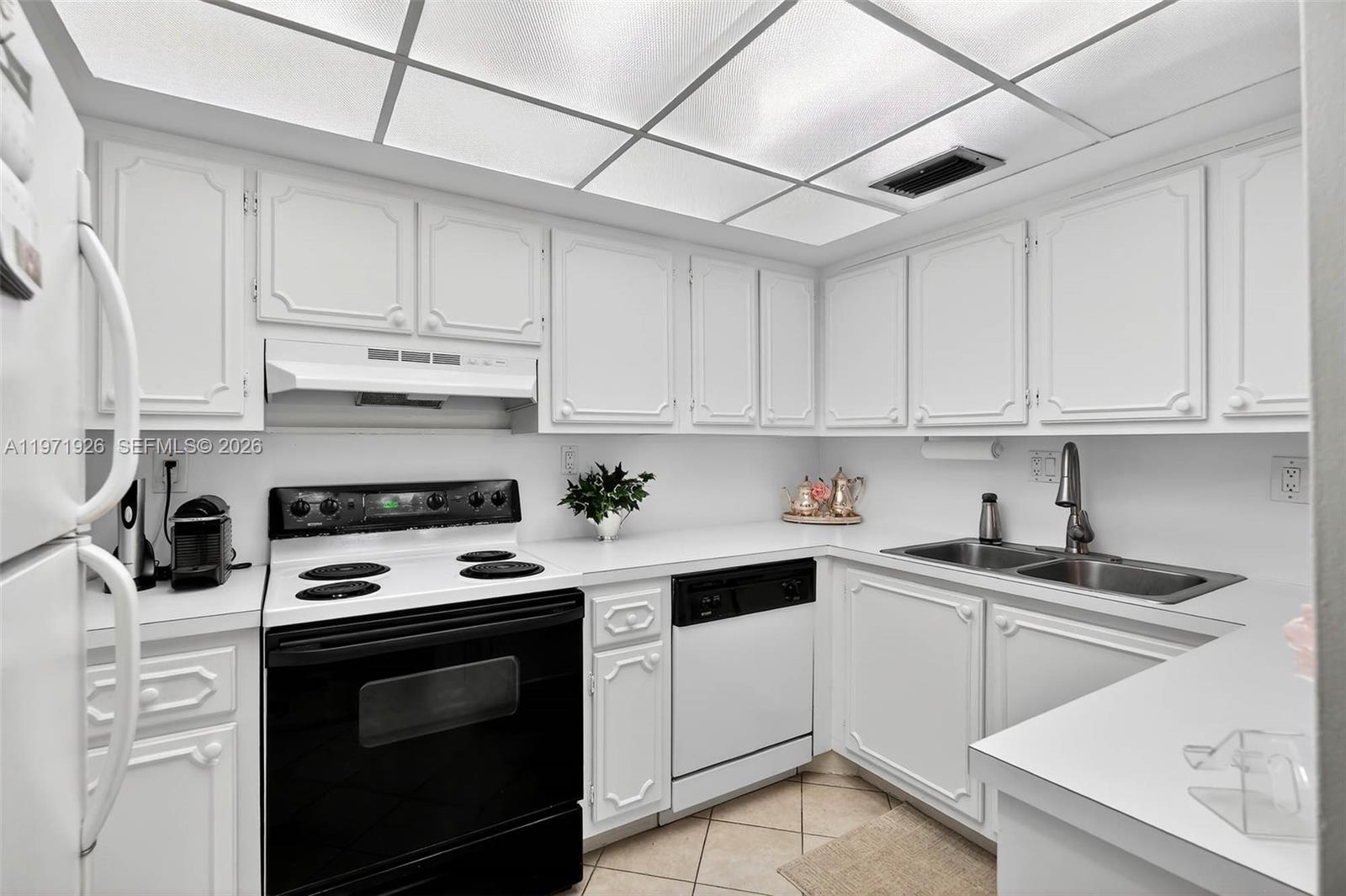   /   кв.футов $ 2026-02-25 0 Фото